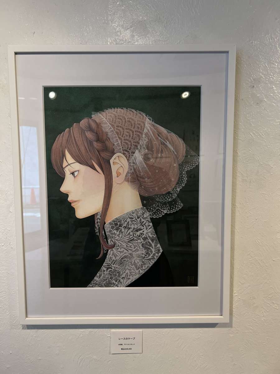kitagawa_sho's tweet photo. 私が自分の絵を部屋に飾るとしたらこれが候補かな？こちらの絵はレース模様の和紙をメディウムで貼り付けてケープにしています。ちょっとレトロでクラシックなインテリアのお部屋だったらバッチリ合うかなと思います。 https://t.co/xKyUZeXR5x