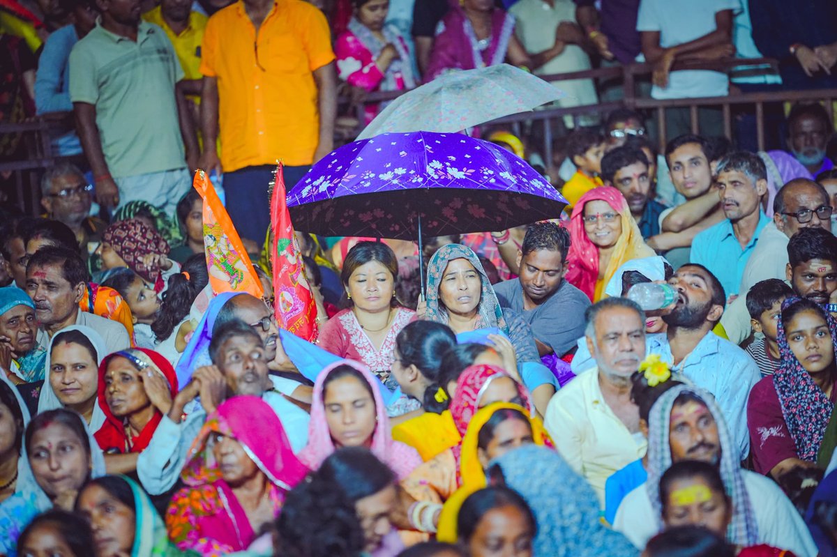 bageshwardham's tweet photo. हम सभी भक्तों का जीवन समर्पित आपके श्रीचरणों में पूज्य “सरकार”…. https://t.co/JBL6EzDR8y