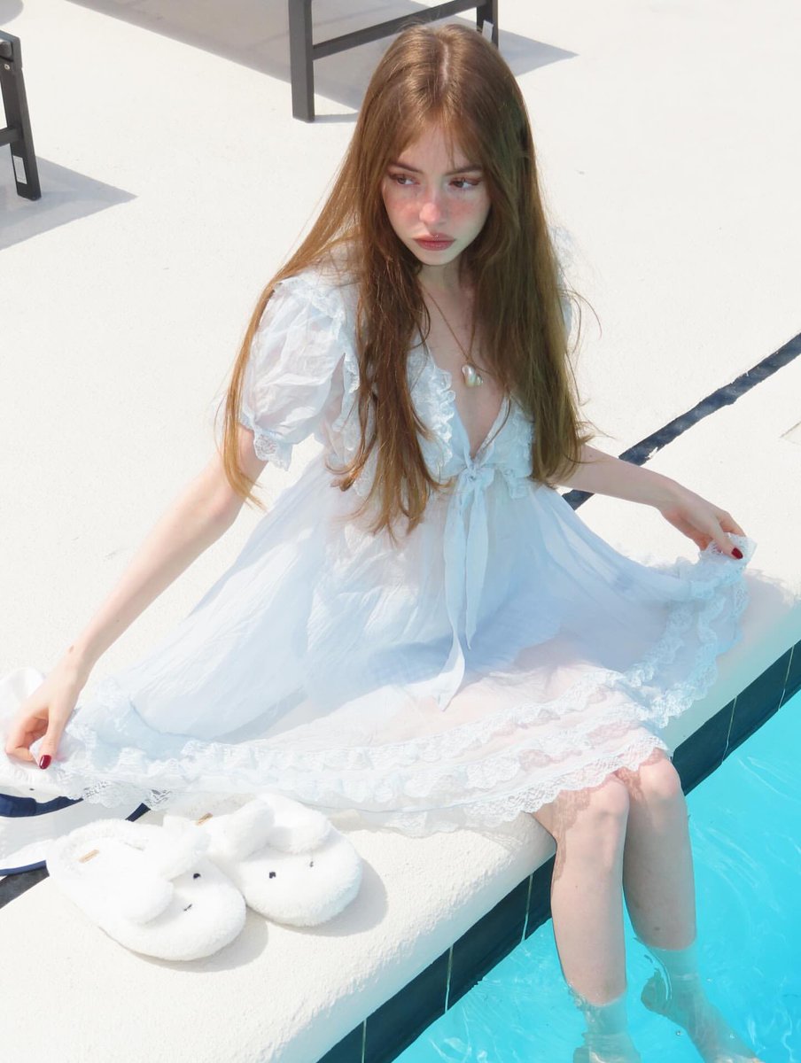 oon4shanna's tweet photo. weekend mood: poolside and unbothered https://t.co/Ix603MvqP1