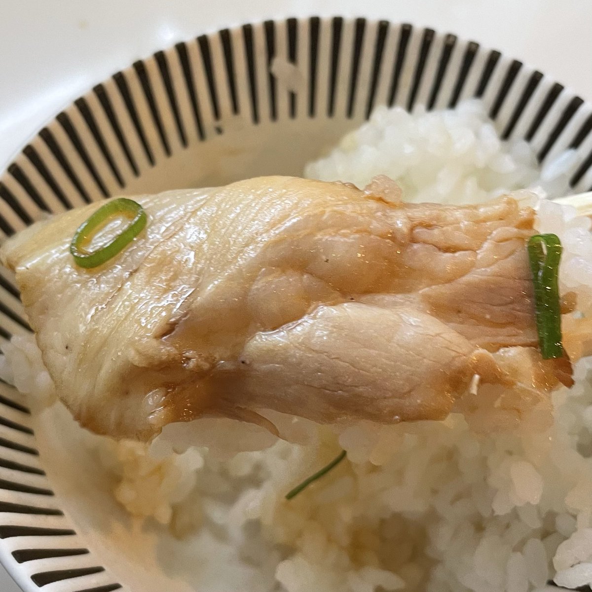 modoki_jpn's tweet photo. 尾道中華そば すみだ　尾道ブラック、白めしをいただきました😋4年ぶりの訪麺です😅初の尾道ブラックは鶏ガラ豚骨のスープに醤油感MAXで私好みかも〜😚背脂多めに出来るのであればしたかった〜😆井上製麺所謹製の平打細麺はしっかり芯が残る茹で上げで最高〜😄チャーシュー巻めしも👍完食のうましっ‼️ https://t.co/ci3ZDVq1Lo