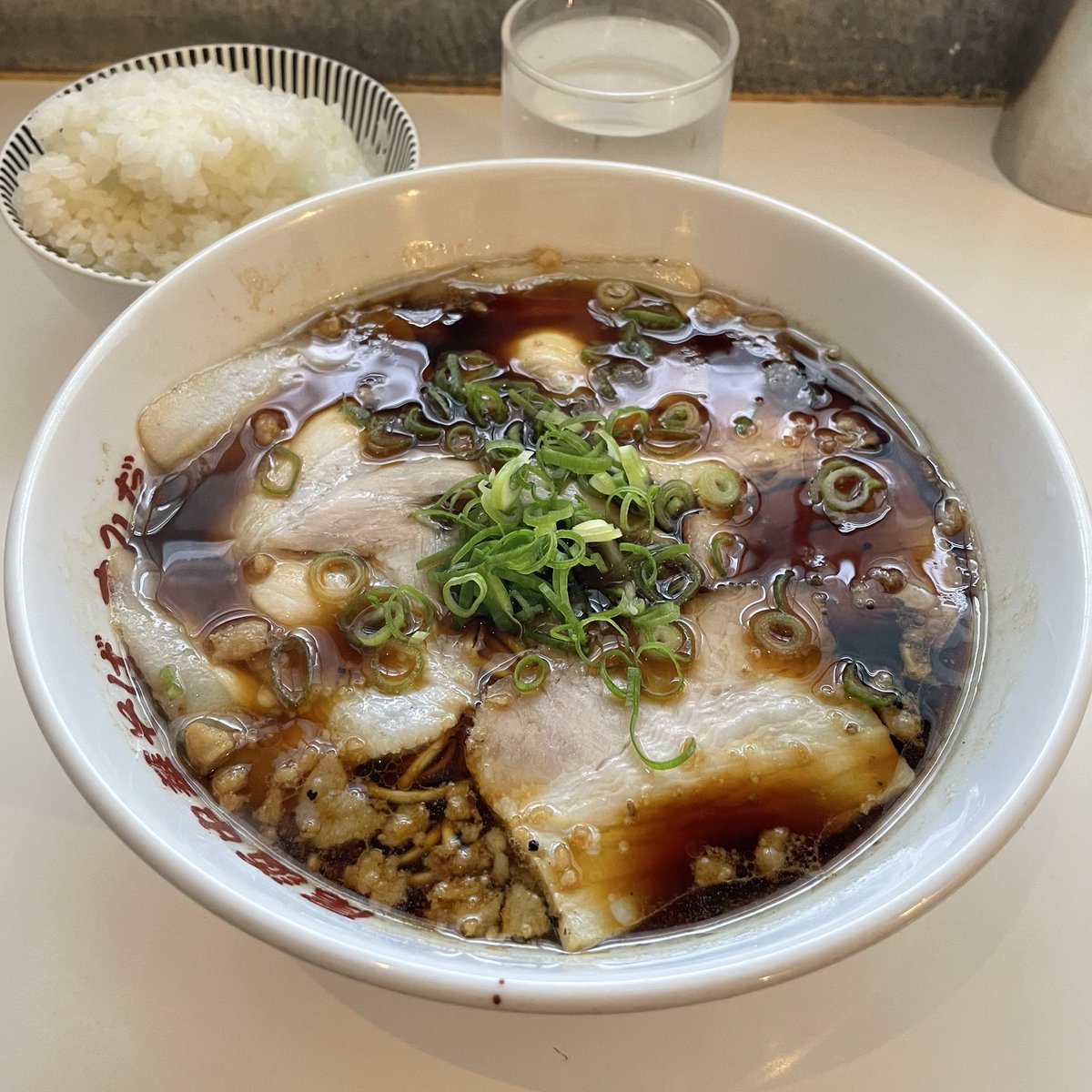 modoki_jpn's tweet photo. 尾道中華そば すみだ　尾道ブラック、白めしをいただきました😋4年ぶりの訪麺です😅初の尾道ブラックは鶏ガラ豚骨のスープに醤油感MAXで私好みかも〜😚背脂多めに出来るのであればしたかった〜😆井上製麺所謹製の平打細麺はしっかり芯が残る茹で上げで最高〜😄チャーシュー巻めしも👍完食のうましっ‼️ https://t.co/ci3ZDVq1Lo
