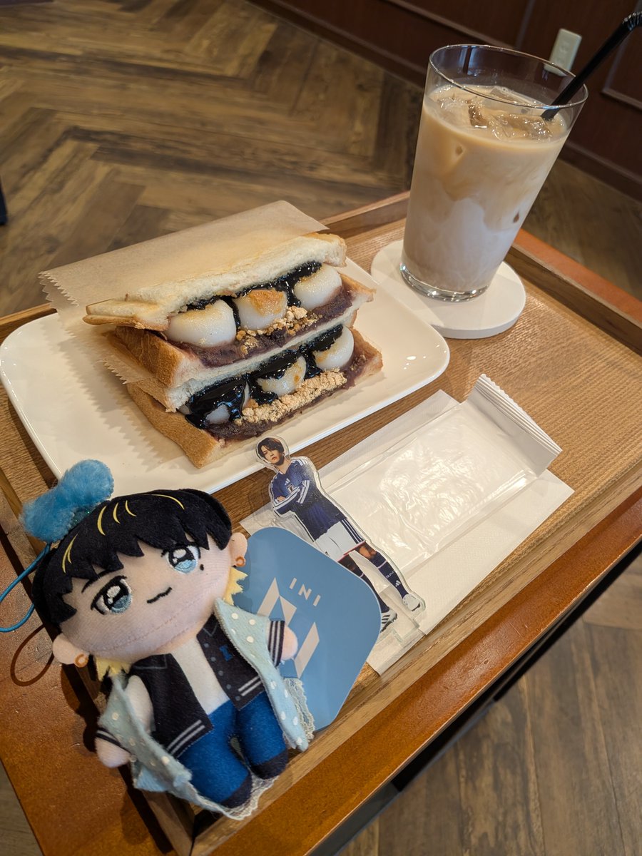 INI020612's tweet photo. 大夢くんのディズニーオンアイス
オープニングアクトのために名古屋に来た！
INIナゴドの時は泣く泣くあきらめたCENTREさんに来た！
黒ごまきなこの白玉サンド
アイスアーモンドミルクラテにした♡
白玉とろもち
黒ごまきなこ大好きだから最高😋
超美味しい〜
大夢MINIちゃんもチラホラ
来てよかった🩵 https://t.co/y5SE5baXgM