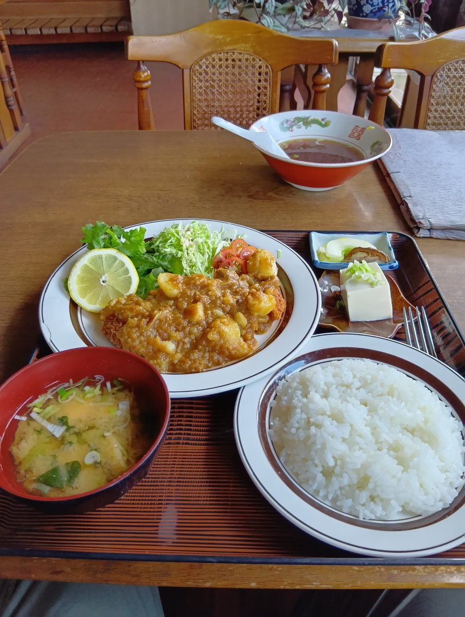 bohe783's tweet photo. 帰りにドライブインがあったから昼メシに寄った。カツカレー、単品だと思ったら定食で、ラーメン頼んだのを後悔してる https://t.co/Af9CGlAfRc