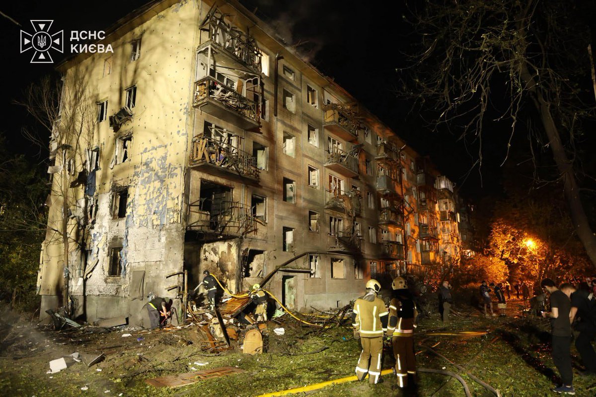 frontlinekit's tweet photo. 🤬 Many are dead in Kyiv, 9 people killed, and 23 seriously injured in a russian ballistic missile attack.

There are reportedly bodies laying in the courtyard. 

Fires and destruction occurred in 5 districts of the capital. https://t.co/O03bGk33oh