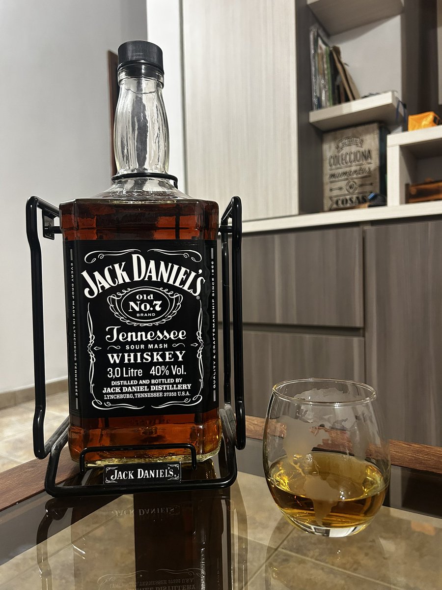 martindebuh's tweet photo. Pase a semifinales de un torneo de comedia. Me voy a tomar una mema para bajar revoluciones y poder dormir en paz.
CC @CondeWhisky https://t.co/Q5PjqR9fD4