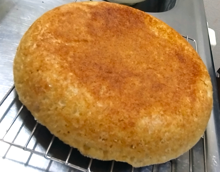 kaitu_m's tweet photo. 炊飯器でホットケーキ。2日は持つかな https://t.co/ouoZQc1Tyf