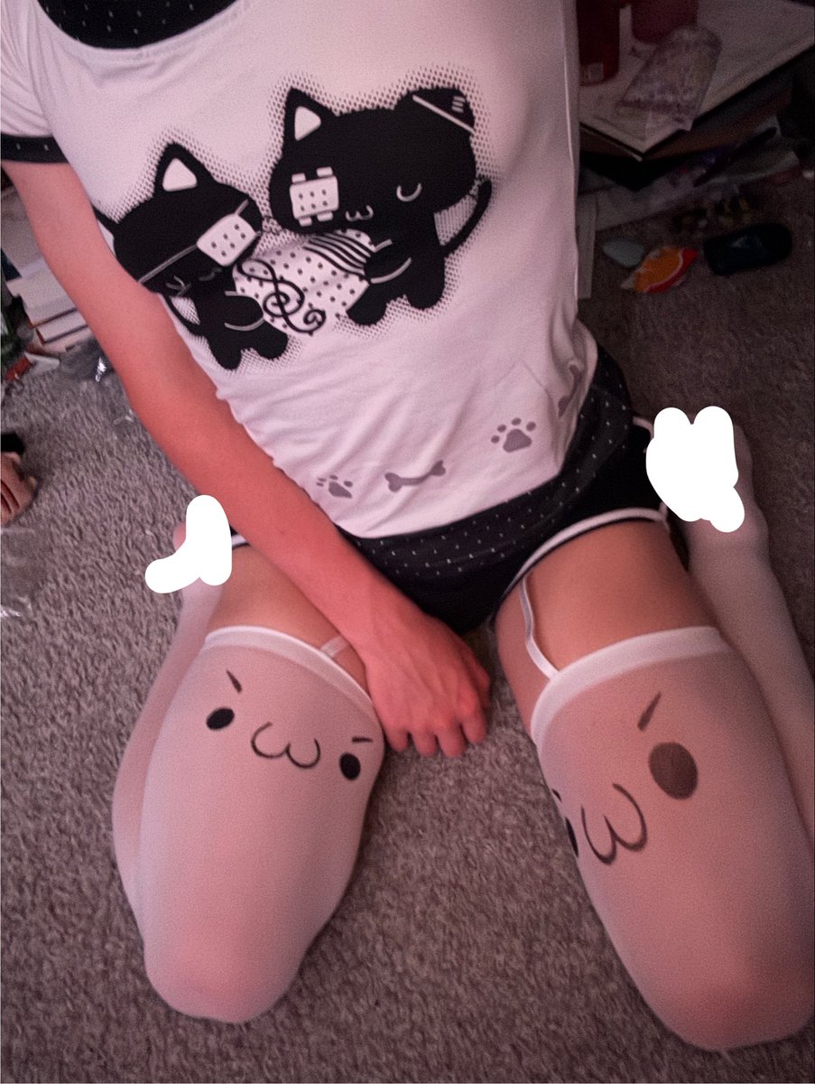 mrtwinky67's tweet photo. new thigh highs! and flexing my redbull too of course #femboy #ftm #twink #mlm #thighs https://t.co/Nh9jsdxJ9d