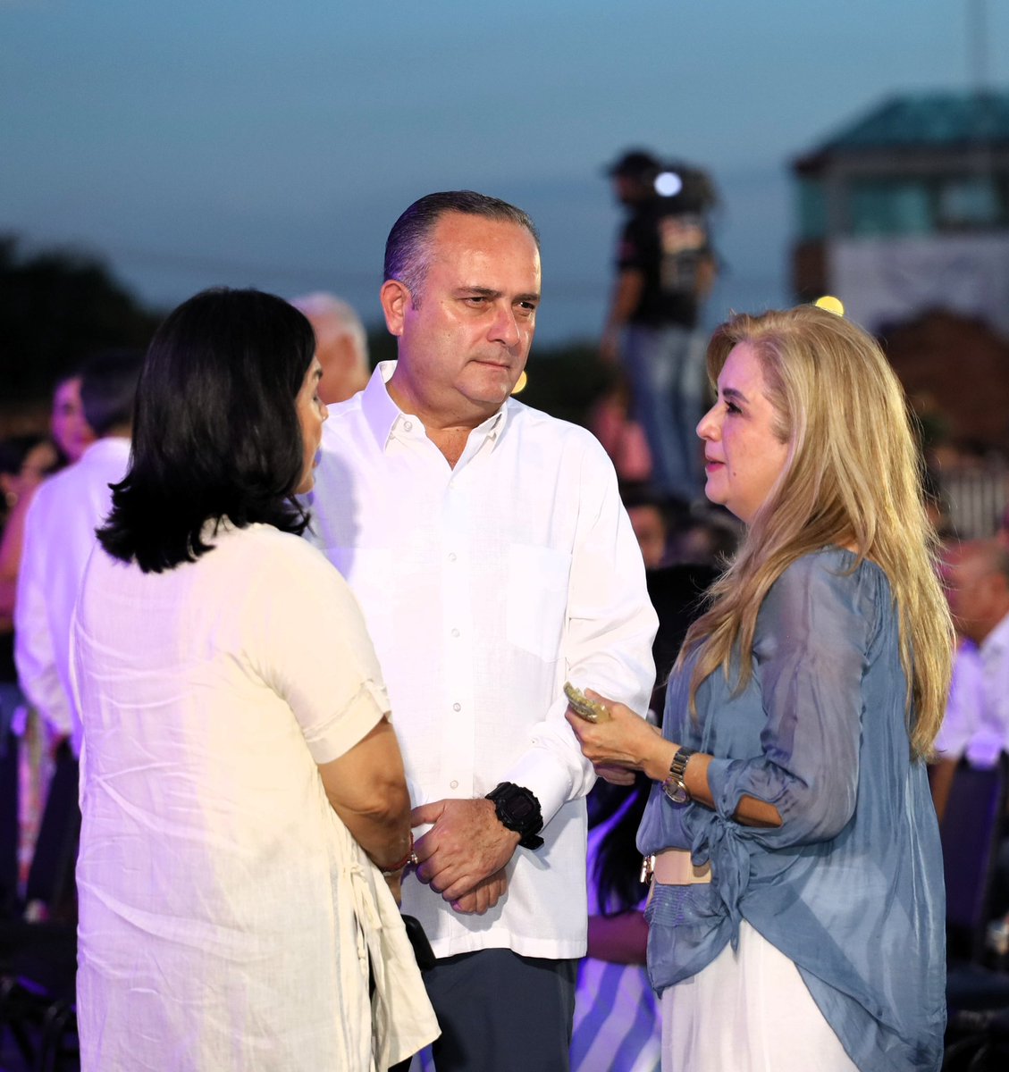 tsj_tabasco's tweet photo. Como una plataforma para expresiones culturales, impulso al talento y fortalecimiento del arte como un derecho universal, este viernes por la noche dio comienzo la décimo novena edición del festival cultural CEIBA, el cual fue inaugurado por el gobernador Javier May Rodríguez. 

En esta nueva etapa, que reunirá a Susana Zabaleta, Rodrigo de la Cadena, Inspector y lo mejor del talento tabasqueño, por invitación de la presidenta Claudia Sheinbaum Pardo, CEIBA se incorpora al circuito nacional de festivales por la paz, informó el mandatario, quien indicó que ahora la cultura se asume como un derecho del pueblo.

Con la secretaria de Cultura nacional, Claudia Estela Curiel de Icaza, el gobernador May Rodríguez entregó el galardón Savia del Edén al músico, compositor y arreglista Tino Escalante Zapata; a la estación radiofónica La voz de los chontales, y el compositor y promotor cultural Pedro Luis Bartilotti Perea.

El festival se desarrolla del 31 de julio al 2 de agosto con 30 presentaciones de música, teatro, danza, artes visuales, talleres, gastronomía y actividades comunitarias y Colombia como país invitado.

En plaza de armas, sede principal de esta edición, se dieron cita los titulares de los poderes Judicial, Carlos Efrain Reséndez Bocanegra, y Legislativo, Jorge Orlando Bracamonte Hernández, así como la secretaria de Cultura, Aída Elba Castillo Santiago.

El festival también llevará actividades a Comalcalco y Cunduacán mediante el programa CEIBA Itinerante. Uno de los ejes de esta edición será Camino Vivo de Raíces y Fiesta, propuesta artística que transformará las calles del centro histórico de Villahermosa en un gran escenario vivo.

La secretaria de Cultura, Aída Castillo afirmó que el objetivo es que Ceiba "se viva desde el espacio público, donde las familias puedan encontrarse con el arte de manera cercana y participar activamente en esta gran celebración cultural".