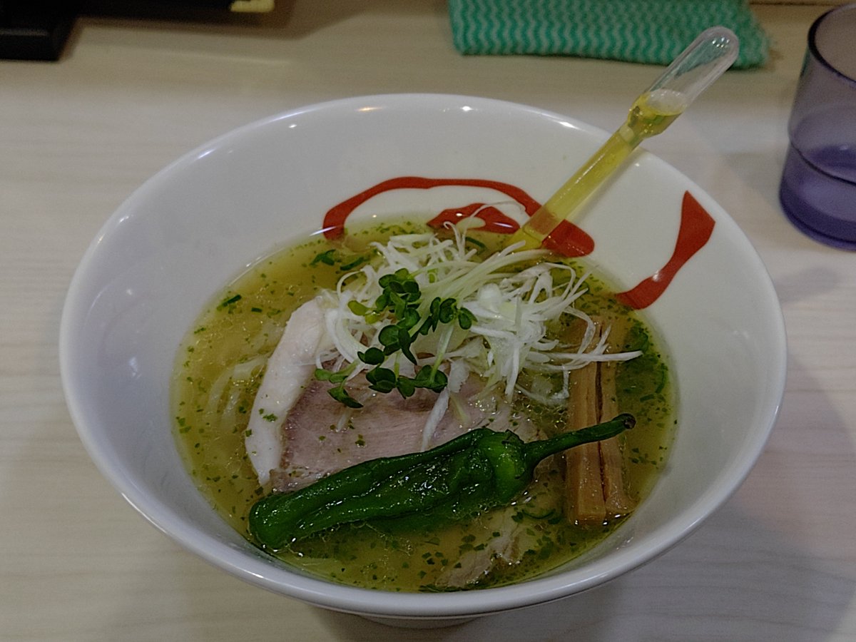 BOSS36R's tweet photo. 麺や 魁星 @ 吉田町

青唐の塩
平打ち手揉み麺に変更
ローストポーク丼

奥深い塩味のスープに、青唐辛子の爽やかな辛味。自分好みのちょうど良いピリ辛加減で、多加水の平打ち手揉み麺とバッチリ合っていました。味変のトリュフオイル含めて完成された美味しさです。ローストポーク丼も美味しかった。 https://t.co/gb6wrGViTy