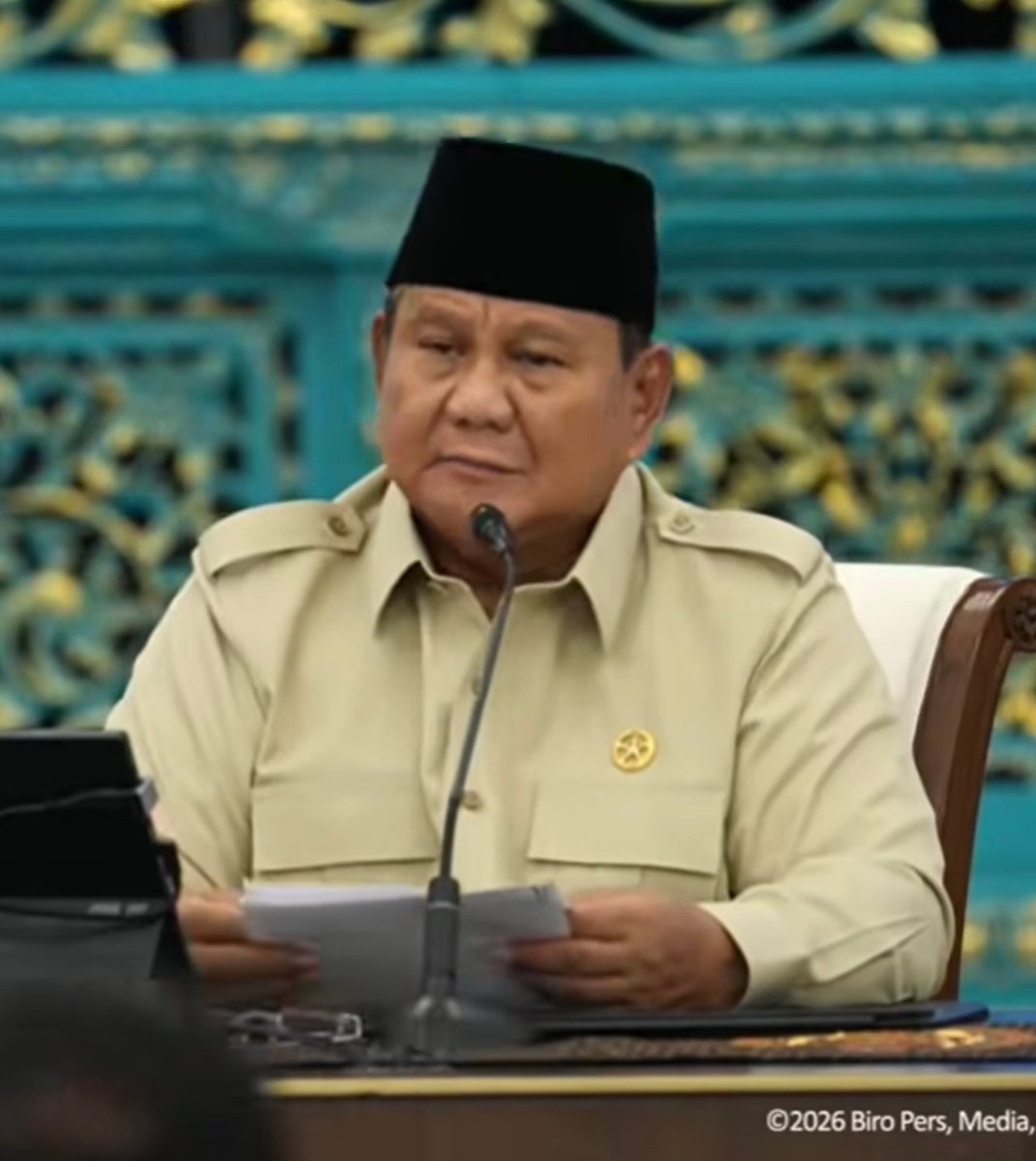 menuembegejelek's tweet photo. Kalian tau nggak sih, kalo Israel nyerang Iran duluan dan mereka minta bantuan ke AS pake narasi/hasutan apa? Yap, Israel nuduh Iran punya senjata nuklir, yang mana sama sekali belum terbukti tuduhannya.

Tuduhan itu yang bikin selat hormuz buka-tutup sampe sekarang, bikin harga minyak dunia naik, bikin Ayatollah Ali Khamenei meninggal dunia, dan perang terus berkecamuk sampai sekarang.

And u know what? Tuduhan dari Israel ke Iran baru aja DISAMPAIIN LAGI kemarin sama presiden eks pelanggar HAM yang gembrot dan bodoh itu. Di rapat besar. Di depan pejabat-pejabat Kadin. Disorot kamera.