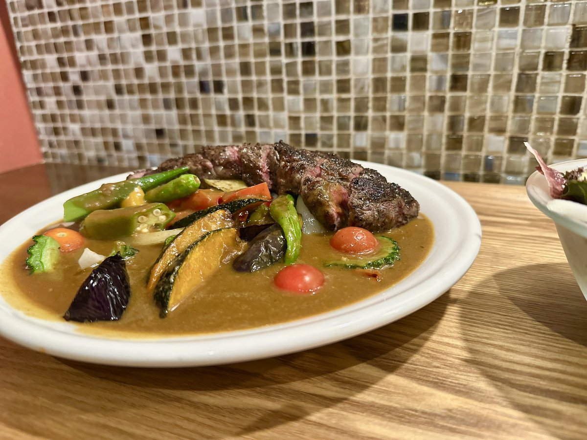 kou7716's tweet photo. Yo-shoku OKADAさん

夏•やさい•カレ 2026
サーロインステーキTP
いただきましたぁ🍛🥩

夏定番の夏やさいカレー👍
夏バテ防止❓をかねてサーロインステーキTPでぇ🥩
そんなん、うまいに決まってますやん✨
12日頃まで提供だから、まだ、食べれる😁

シェフいつもありがと、ごちそうさまでしたぁ🙏 https://t.co/arblyNU6VN