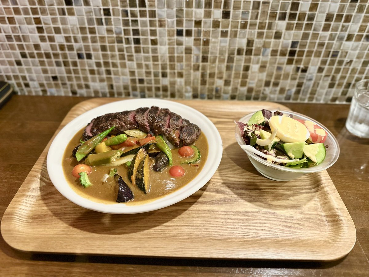 kou7716's tweet photo. Yo-shoku OKADAさん

夏•やさい•カレ 2026
サーロインステーキTP
いただきましたぁ🍛🥩

夏定番の夏やさいカレー👍
夏バテ防止❓をかねてサーロインステーキTPでぇ🥩
そんなん、うまいに決まってますやん✨
12日頃まで提供だから、まだ、食べれる😁

シェフいつもありがと、ごちそうさまでしたぁ🙏 https://t.co/arblyNU6VN