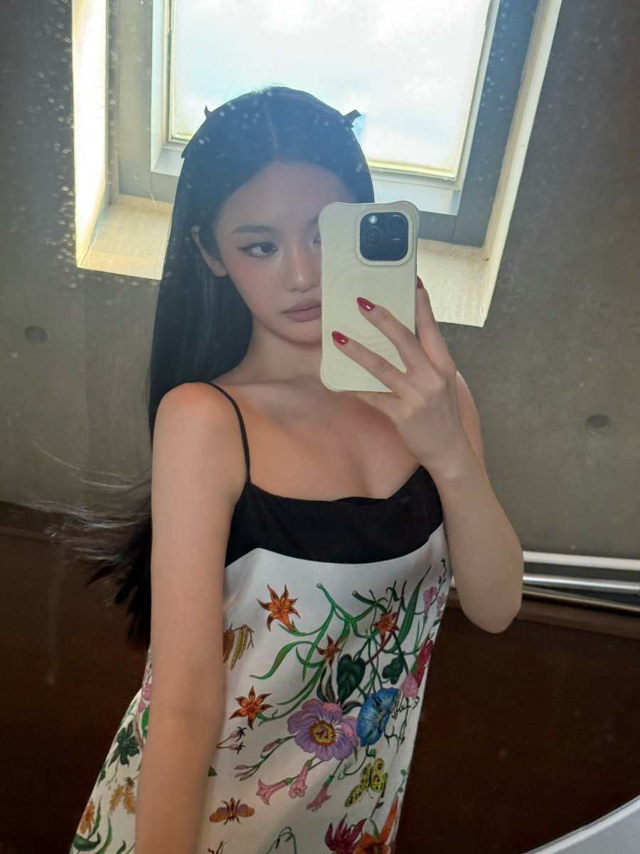 yizhuodaily's tweet photo. she looks so good https://t.co/PzC4VPVmhg