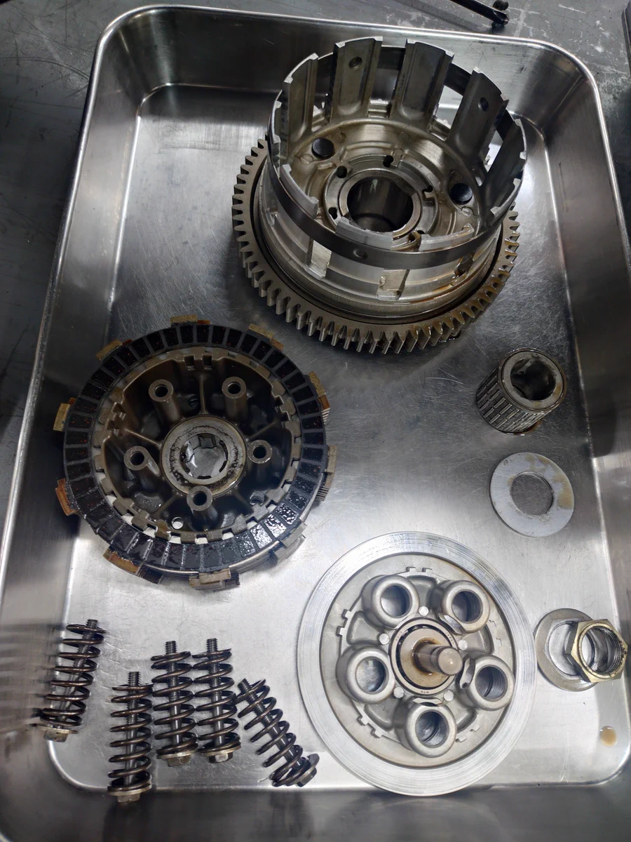 前期GSF1200クラッチハウジング Gsfシ－トホロホロになります db（Garagedb一応バイク屋） on X: 