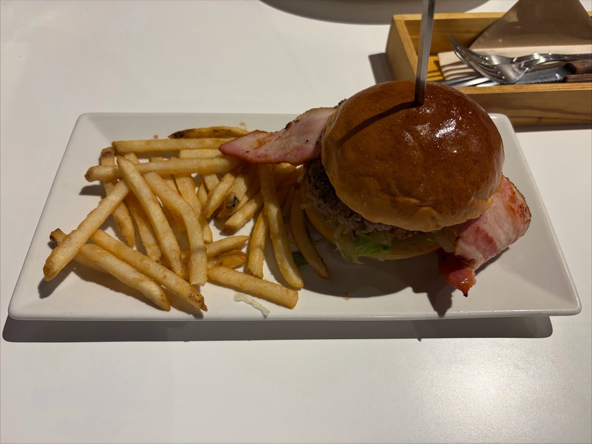 ryuu5628's tweet photo. 家の近くにうまうまハンバーガー屋見つけた😌 https://t.co/RITBTtFeUg
