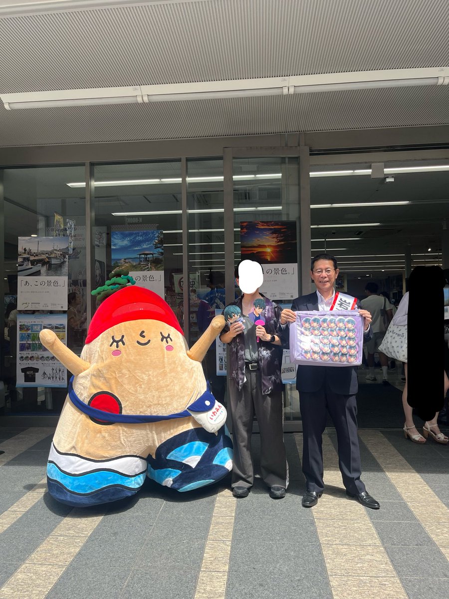 Free_33_22's tweet photo. 町長といわみんと写真‼️ https://t.co/KaGjzMFyaX