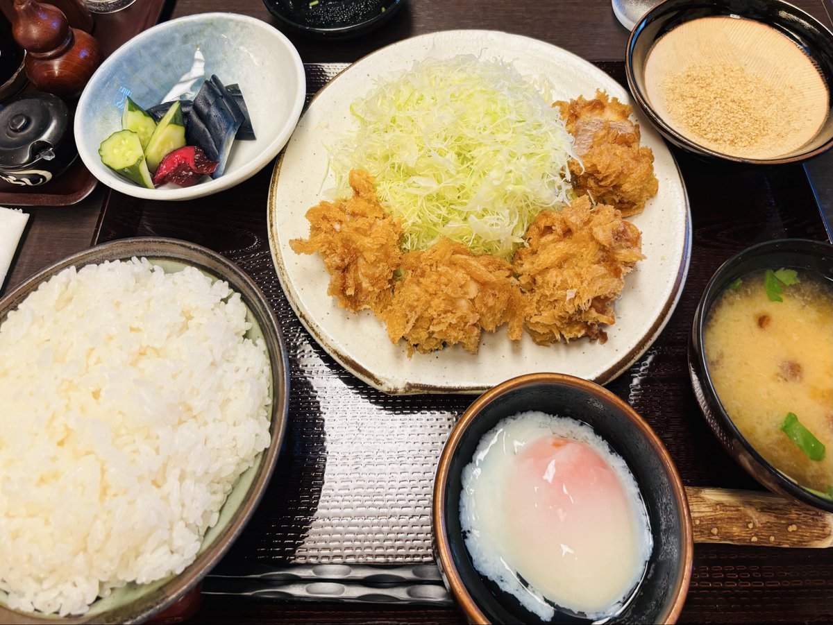 mamorigami4's tweet photo. さてさてたまには【食活】載せましょうかね😆笑笑
松戸市の老舗とんかつ屋さん！
温玉（トッピング）をくぐらせて食べるフィレカツが斬新でうまい😋
名店なのに地元のお客さんを大切に思う心遣いからなのか予約は受けませんときっぱり！凄い❣️☺️ご馳走さまでした♪
＃とんかつ三太 https://t.co/YhQdvx2KdF