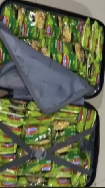 nongNJH's tweet photo. Day 1 in Thailand:
Unpacking my luggage.

Sedia indomie sebelum lapar. 
Kalian ke Thailand bawa apa aja nih nong? https://t.co/VVBbg21Bl3