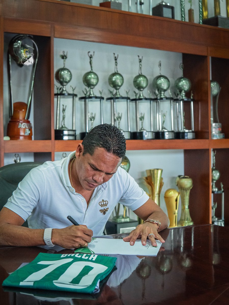 DeportivoCaliCP's tweet photo. Carlos Bacca, oficialmente jugador del Deportivo Cali ✍🏼 7️⃣0️⃣

El histórico delantero, campeón de Europa League, llega a aportar experiencia, jerarquía y liderazgo a nuestro equipo 💚

¡Bienvenido a tu nueva casa, goleador! ⚽️ https://t.co/RPylpGo6Oy