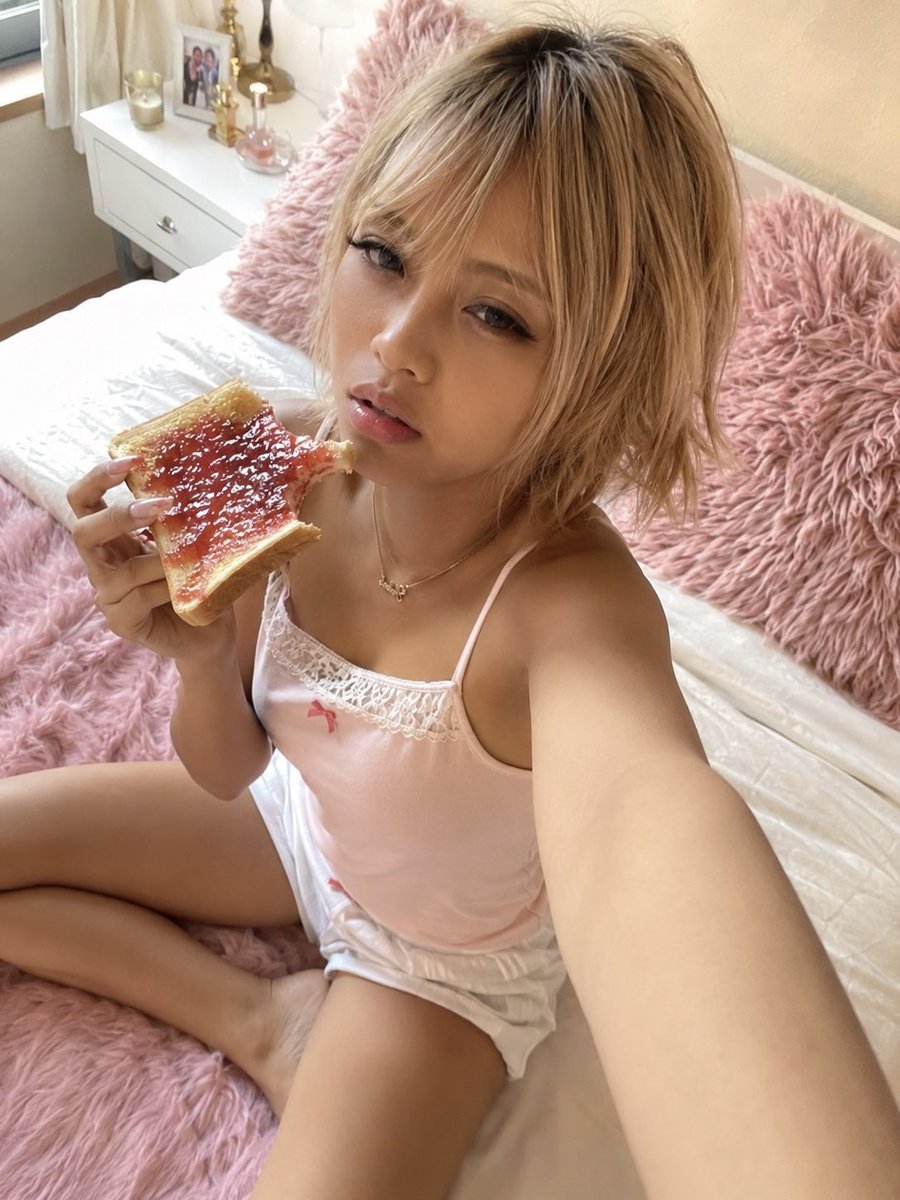 moka_W32R's tweet photo. おは〜🥱☀️
まだ目ぇ開いてへんけど…🤣🍓🍞
土曜日やし、のんびりいこ〜💕
#黒崎茉夏 #NEONDRIP #おはよう #土曜日 #朝ごはん https://t.co/qs1MoV2uSo