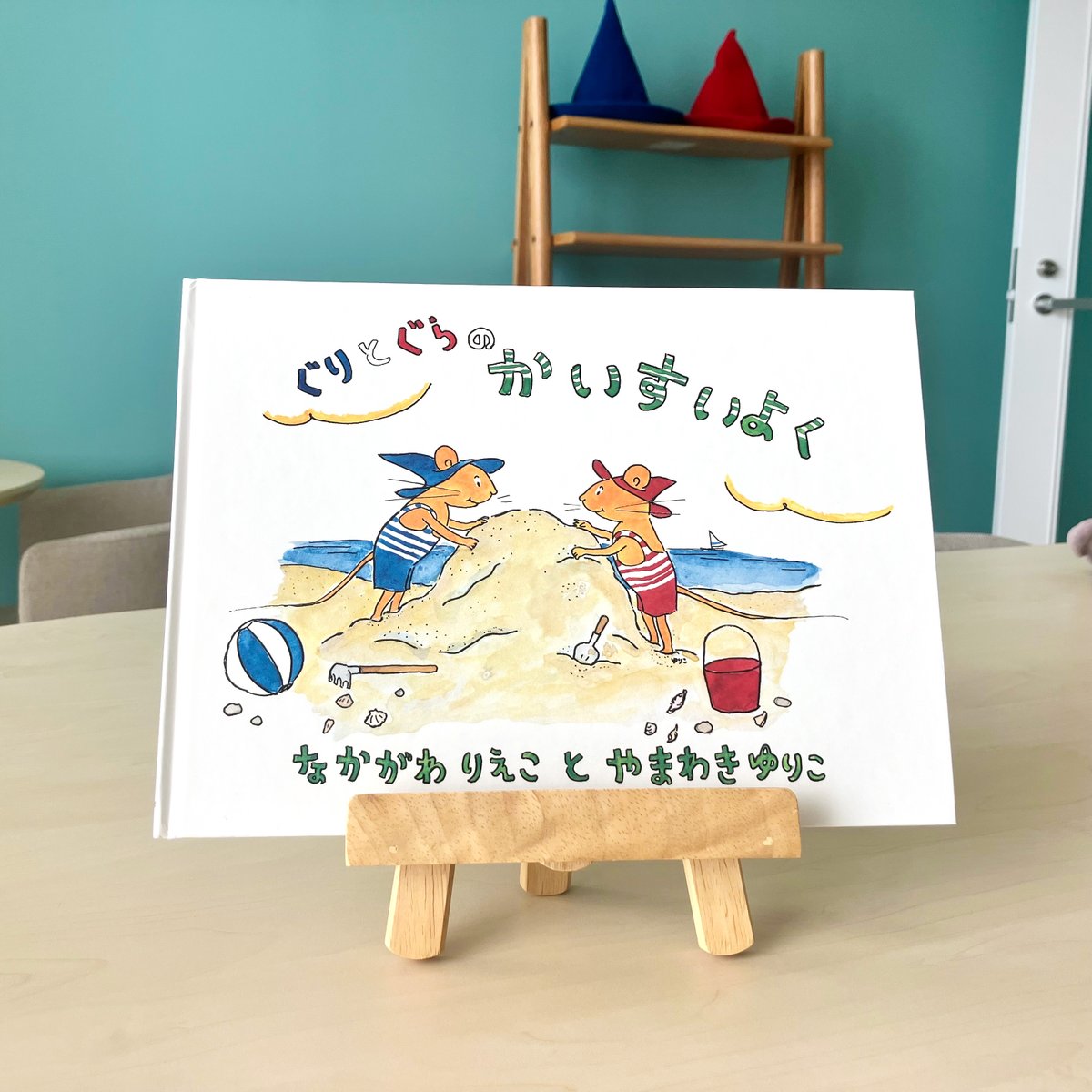 Fukuinkan_PR's tweet photo. イルカ・ジャンプ！🏖

本日8月1日、絵本『ぐりとぐらのかいすいよく』が刊行50周年を迎えました🎉🎉🎉

ひとえに、ご愛読下さっている沢山の読者の皆さまのおかげです。心よりお礼申し上げます🙇 https://t.co/0Ja4WtWV6z