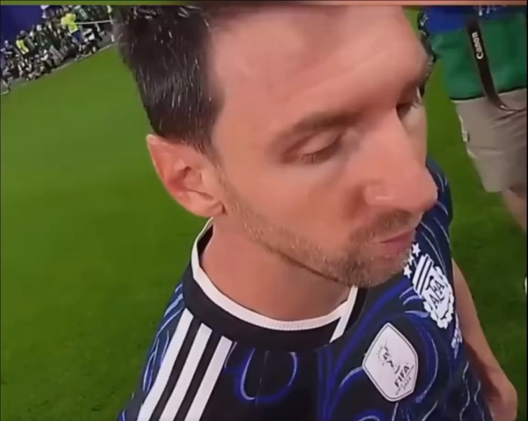 intonath's tweet photo. con razon todos lo quieren abrazar y besuquear a messi si cada vez que le hablan lo ven desde ESTA perspectiva sometimes a babygirl is a 39 year old man https://t.co/ZDBAJjDRS7