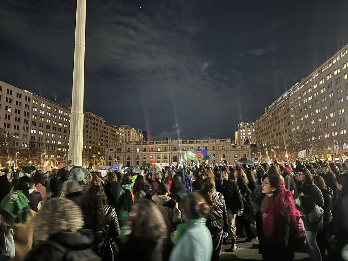 BryanGalvezS's tweet photo. 🔴AHORA | Gran marcha y concentración feminista frente a la Moneda en contra del proyecto “Escucha su corazón", que condiciona el aborto legal a que la mujer escuche los latidos del feto.

@Cooperativa https://t.co/IyeWViBqMJ