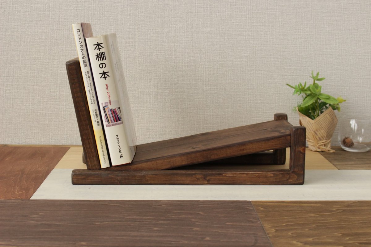 oide_kagu's tweet photo. 【ブックスタンド(ダークブラウン)】

落ち着いた色合いのダークブラウン
色で迷ったらコレ！
どんなお部屋にもしっくりくる色合いです

✧minne✧
3,000円以上のお買い物で5%OFFクーポンプレゼント🎟️
8/2(日)23:59まで

https://t.co/nbPP2ghCKl

#おいで家具
#ブックスタンド
#minne https://t.co/Mj3Jz648CB