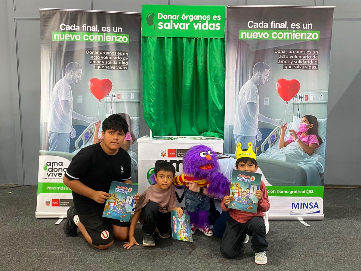 Minsa_Peru's tweet photo. El Minsa presente en la Feria del Libro 2026! 💚#AmaDonaVive

Este 1 y 3 de agosto acércate a nuestro módulo informativo en el Centro de Exposiciones Jockey que busca promover la donación de órganos y tejidos. 

✅ Registra el SÍ a la donación en tu DNI y conversa con tu familia sobre tu decisión.
✅ Recuerda que un solo donante puede salvar hasta 10 vidas.

En su primer día, a través de la Dirección General de Donaciones, Trasplantes y Banco de Sangre (Digdot) decenas de familias se informaron, despejaron mitos y se sumaron a esta gran causa. Gracias a todos los que disfrutaron de #MinsaCuentos junto a Mostri.
