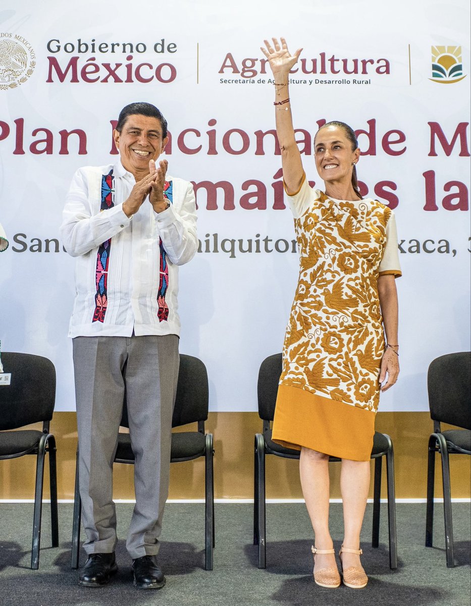 salomonj's tweet photo. Presidenta @Claudiashein, ¡Bienvenida a Oaxaca! 🌽

Hoy, desde Santiago Suchilquitongo, reafirmamos una convicción que nos une: el maíz es nuestra raíz.
Gracias por su respaldo al campo oaxaqueño y por seguir impulsando a nuestras productoras y productores, quienes con su trabajo preservan la identidad y el futuro de nuestros pueblos. 🤝🌾