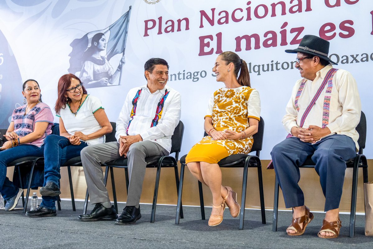 salomonj's tweet photo. Presidenta @Claudiashein, ¡Bienvenida a Oaxaca! 🌽

Hoy, desde Santiago Suchilquitongo, reafirmamos una convicción que nos une: el maíz es nuestra raíz.
Gracias por su respaldo al campo oaxaqueño y por seguir impulsando a nuestras productoras y productores, quienes con su trabajo preservan la identidad y el futuro de nuestros pueblos. 🤝🌾