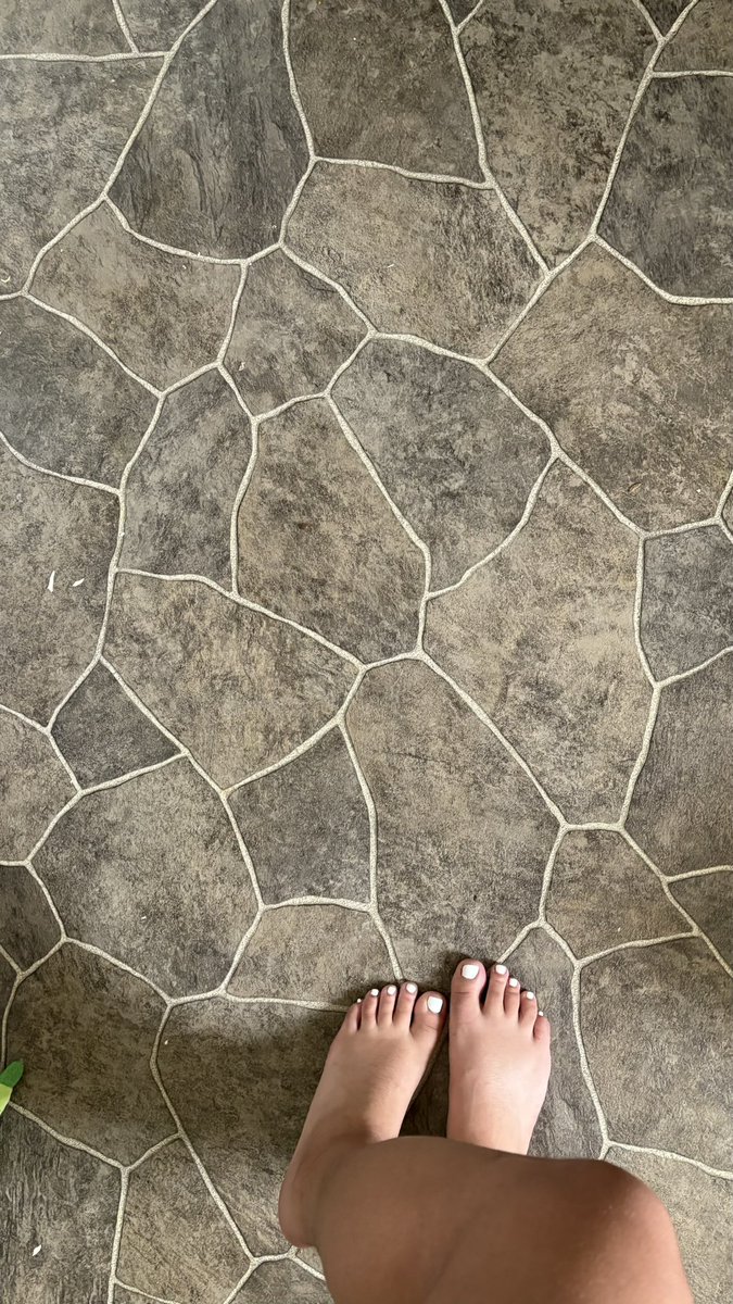 PrincessC0948's tweet photo. send if u looked feet freaks LMAOOO ! 

p.s i will hunt ya down still ! 🎣😏 https://t.co/4imNFTlGRQ