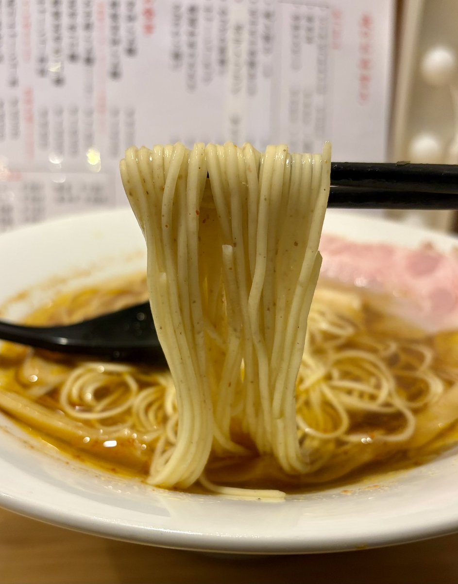 FourthJank's tweet photo. Ramen＆Bar Kei🍜伊東市

【限定】
辛いらぁ麺
【限定丼】
ミニ牛丼

淡麗ながらも持続性のヒリヒリくる
しっかり辛いスープ🥹
身体の内から熱くなります✨
自家製ツルパツ麺も👍
牛丼屋並いやそれ以上に美味い牛丼🤩
見かけたら是非おすすめ
これでメガサイズ食べて帰りたいほど😚 https://t.co/9SmaGc8Dco