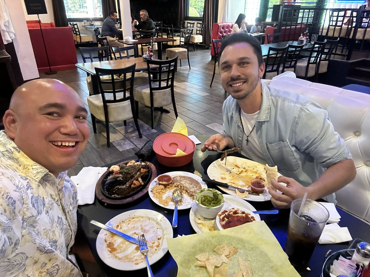 Affinity24's tweet photo. Man! If you haven't been to @spoonsoc Spoons Grill &amp; Bar, you're MISSING OUT!! @MattyLogan and I just ate the most epically delicious Fajitas and Wet Burrito AND your classic Chips, Salsa and Guac appetizer. I ate so much I am uncomfortable--no regrets! Thanks again Tony, Reyna!! https://t.co/e8pA4zj6WJ