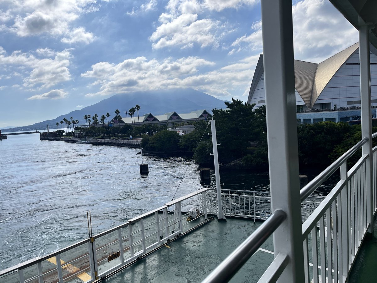 rumikamimura's tweet photo. 桜島フェリー。ばいばいチェロ🐥 https://t.co/d3vQCE5j3m
