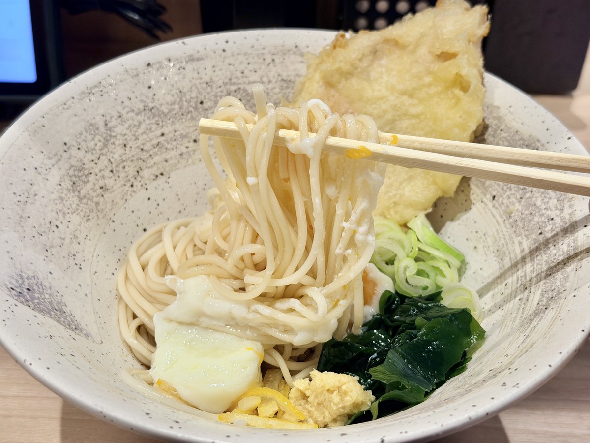 kichifan's tweet photo. 本日8/1(土)、幻のうどん吉祥寺に上陸【幻の五島うどん ばらか】長崎・五島列島に伝わる手延べうどんの専門店。椿油を塗り込みながら引き延ばす細身の麺なのにツルッとしたのど越しと強いコシ。ぶっかけ五島うどん900円にジャンボとり天250円。キリッと冷えたタレは塩気控えめ甘みあり、旨味だけでスル https://t.co/Q1xxuExHgC