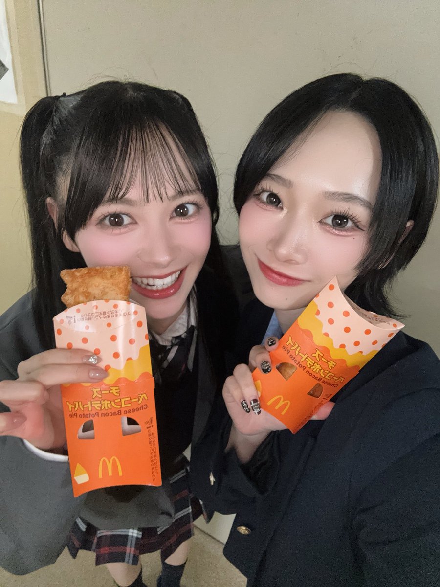 kohina_narita's tweet photo. いとももと #スクプロ のみんなで
チーズベーコンポテトパイ食べた🤩

何回食べても美味しくて大天才！！
いとももも可愛くて大天才！！ https://t.co/Pb3h8hoWOS