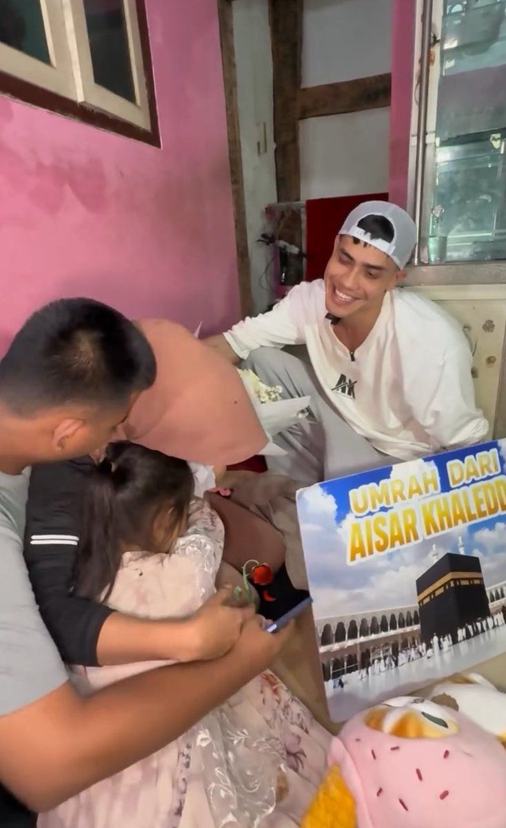 insidefolkative's tweet photo. Aisar Khaled menyambangi keluarga satpam Jatiluhur yang tewas saat menegur sekelompok anak muda. Dalam kunjungannya, Aisar bertemu dengan keluarga dan anak-anak almarhum, sekaligus memberikan hadiah berupa paket umrah untuk keluarga tersebut. https://t.co/YdgUXhi1Oy