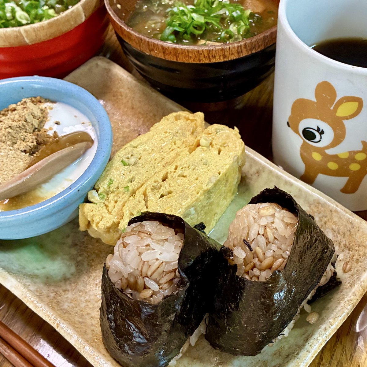 lw_santa's tweet photo. 【おにぎりモーニング】おはようございます。休みの朝はゆっくり起床😊浅い眠りの中、朝食はおにぎりモーニングに決定。庭の大葉と奄美の粒みそをわさびと和えた大葉みそと鮭のおにぎりに庭のオクラを混ぜたたまご焼とお味噌汁😊暑い日がが続くからしっかり朝食とらないと。新しい月8月も頑張ります。 https://t.co/H1M0eXci5M