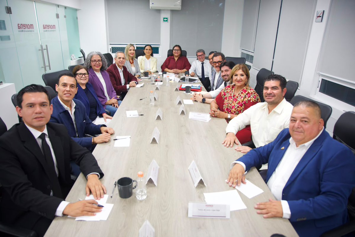 PartidoMorenaMx's tweet photo. En Sinaloa el pueblo organizado es la mejor defensa de la patria. Nos reunimos con @eljesusibarrara, @imeldacastromx, Graciela Domínguez, @GVargasLanderos, @_Estrella_pd, @TereGuerraOchoa, @lopezcampos_ , Rodolfo Valenzuela Sánchez, Tomás de Jesús López Bajo y Kristiam Espinoza para seguir fortaleciendo al movimiento y la transformación de la entidad.
Unidos, firmes y siempre al pie de lucha seguimos trabajando por Sinaloa. Primero los pobres. 🇲🇽
#PorLaDefensaDeLaSoberanía