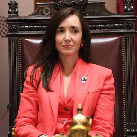 tintoyfaina's tweet photo. DESESPERACION EN EL GOBIERNO. 

Encuestas reales que llegan a casa de Gobierno, indican que Victoria Villarruel le sacaría entre un 9% y 11% del electorado a Javier Milei en las elecciones 2027. 

Para que se entienda porque salieron a pedir su renuncia. https://t.co/sdeh7Iq5NP