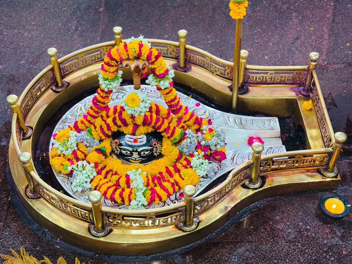 DrMohanYadav51's tweet photo. ॐ नमः शिवाय 

उज्जैन स्थित श्री अंगारेश्वर महादेव मंदिर में विराजमान देवाधिदेव महादेव की कृपा से सभी का जीवन सुख, शांति, समृद्धि और आनंद से परिपूर्ण हो, यही मंगलकामना करता हूं। https://t.co/IjHsdKGRzM