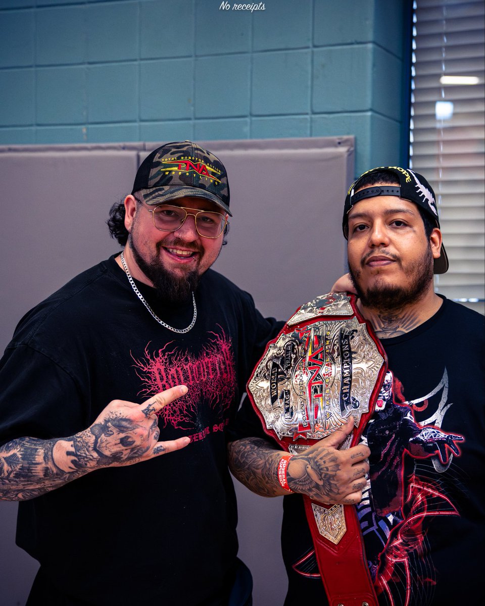 RotAppWrest's tweet photo. When I met bear Bronson at @WrestlePro https://t.co/IT8CPNrYHV