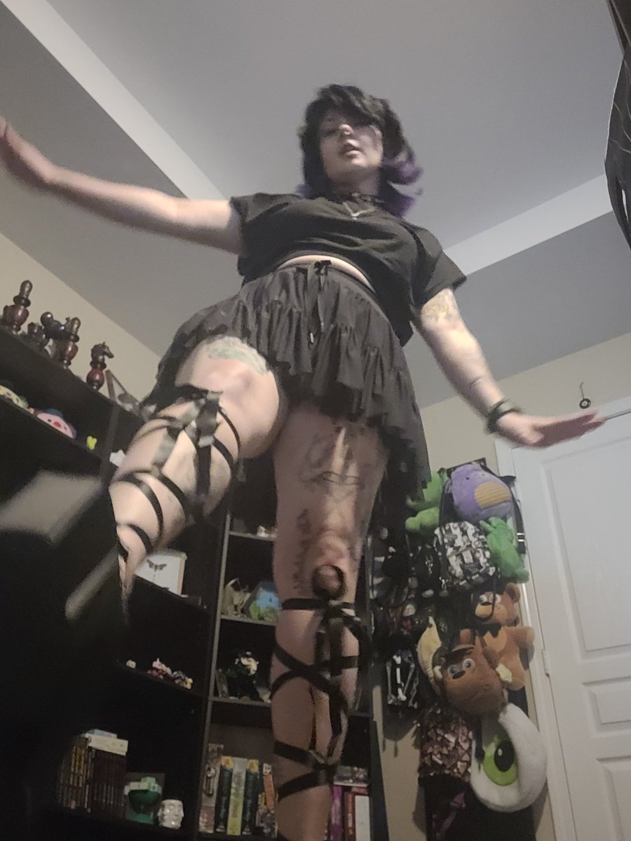 Tazth3clown's tweet photo. Mid fall, who's catching me?? #plussize #altgirl #goth #feet #peekaboo #surprise https://t.co/cTqQvzSUG1