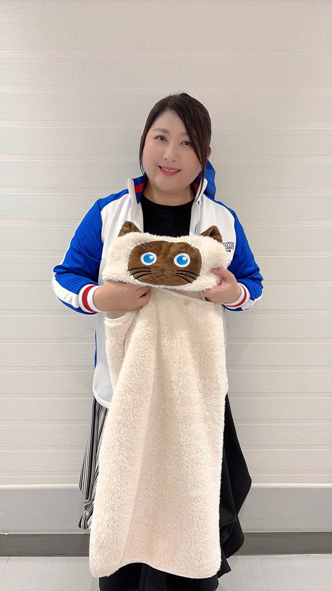 shintenianime's tweet photo. 【商品情報】
「カルピンとおうち時間 シリーズ３」予約受付中！

おうち時間シリーズの抱きまくらも
愛用いただいている皆川さんに
今回もいち早く手に取っていただきました！

8月17日までのご注文で必ずお手元に届きます👀

詳細はこちら👉https://t.co/enQxx6CwoK

#テニプリ https://t.co/6ohyP1Ik2q