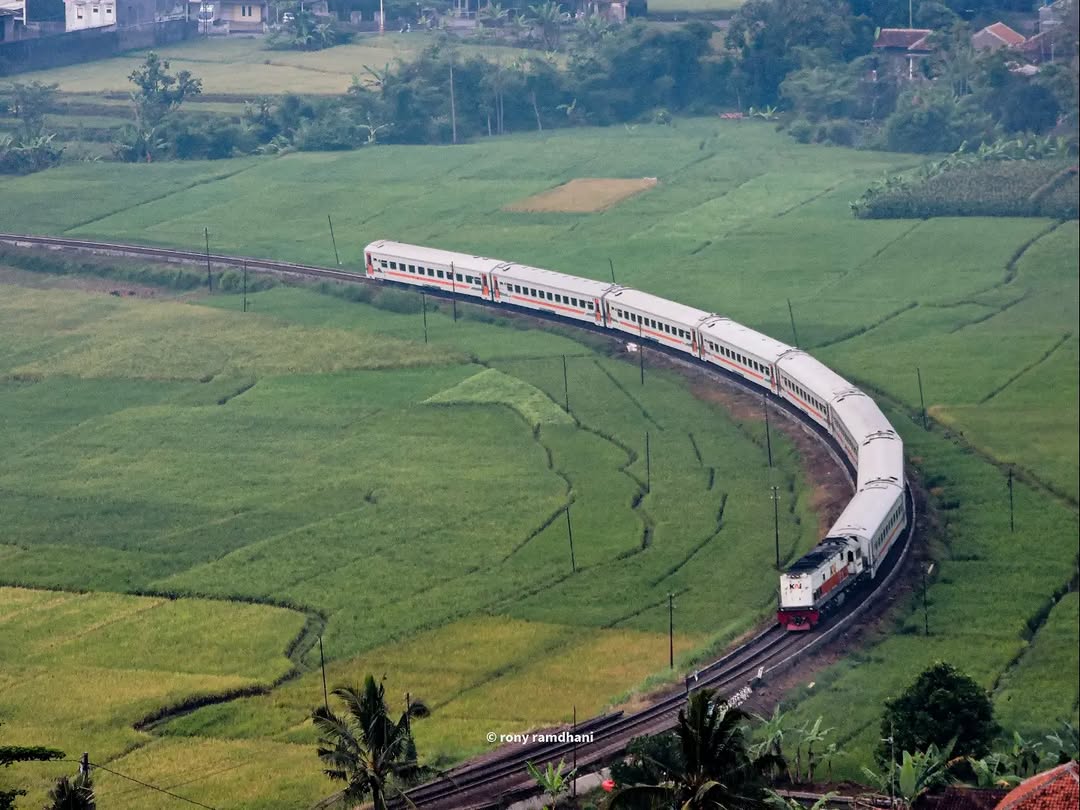 KAI121's tweet photo. Mungkin kita belum bisa pulang ke tempat yang sama setiap hari. Ada jarak yang memisahkan, ada rindu yang harus belajar bersabar. Tapi selama hati ini masih saling pulang, setiap penantian akan selalu punya tujuan. 
Sebab pada akhirnya, jarak hanyalah bagian dari cerita, bukan akhir dari kita. 🥹🤍

Selamat pagi, #SahabatKAI!

#KAI121 

Support photo 🙏🏼: rony.ramdhani_25 (IG)