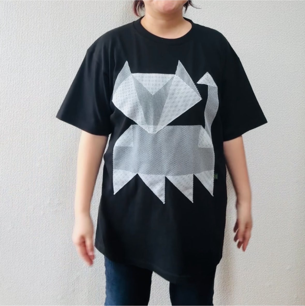 ContactHBD's tweet photo. 令和8年熊本地震 チャリティーねこTシャツ販売してます。
メッシュ生地を折り紙みたいに使って猫のパッチワークをした折り紙猫Tシャツの黒ボディ白猫バージョン 7,900円 1着につき4,000円を日本赤十字に寄付します。
よろしかったらご注文ください。とてもかわいいハンドメイドTシャツです😸限定15着 https://t.co/MmWlZ0PZf3