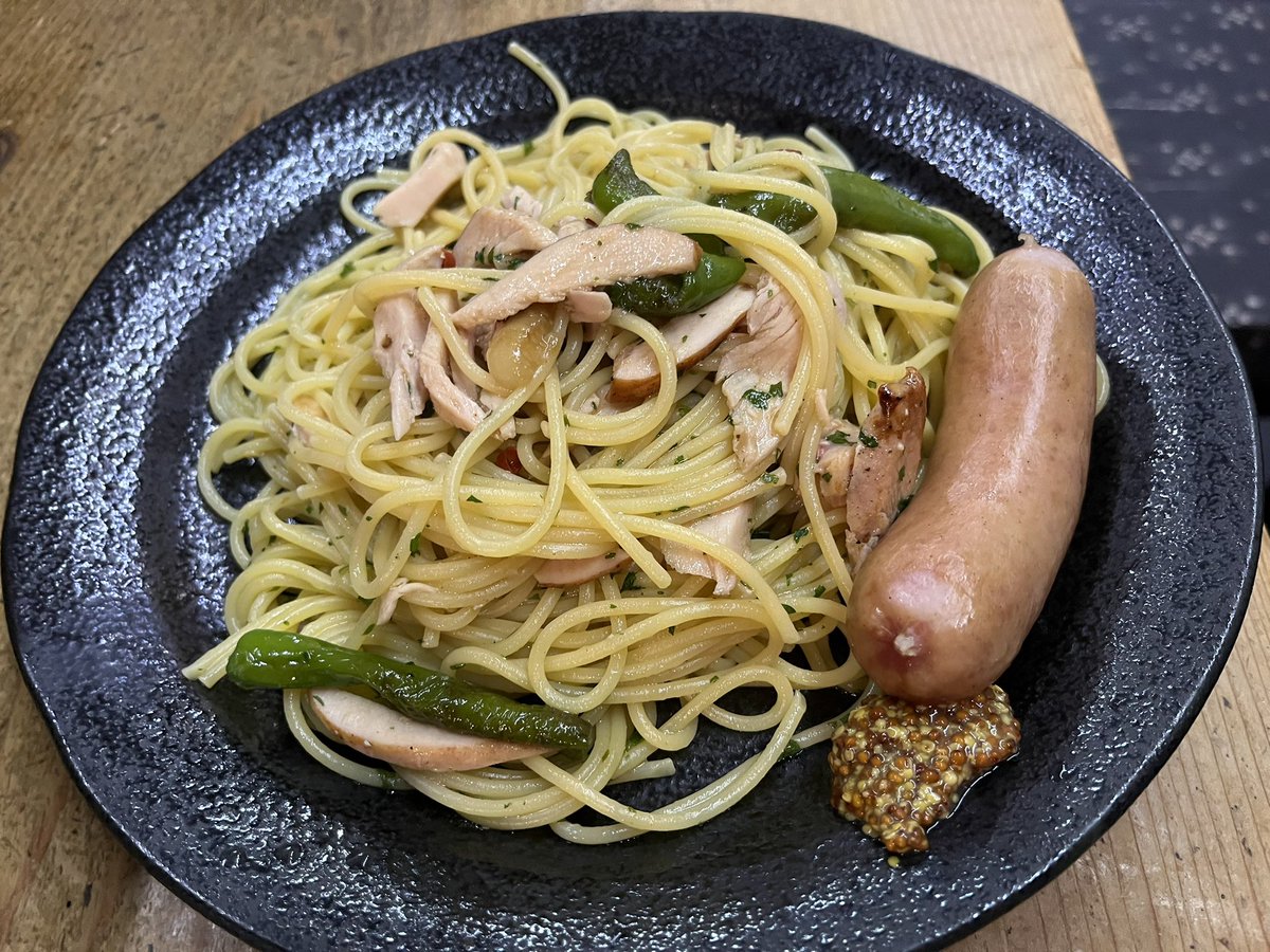 conta120's tweet photo. 続きます😃

◯長門牧場で買ってきたスモークチキンと甘唐辛子のペペロンチーノと同じく長門牧場で買ってきたソーセージ添え😋
◯鹿児島冷麺
◯和カフェで食べた小海老と大葉の抹茶の生パスタ🍝
◯成田ゆめ牧場のコーヒーフロート🍦

鹿児島の冷麺はサツマイモ澱粉で変わった食感で美味でした♪ https://t.co/50WNnKUDbi