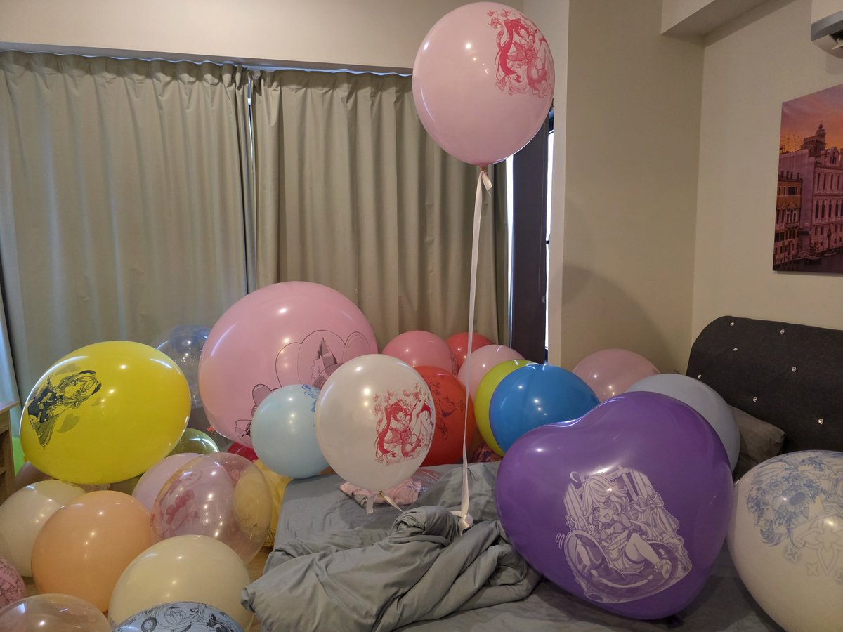 Ayaya__Chan's tweet photo. Enjoying this balloon room 😇 https://t.co/ChfLiYJL3j