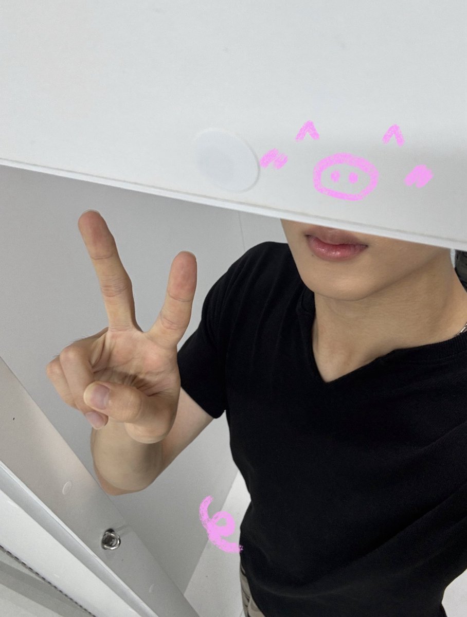 guinea2514's tweet photo. 앗차 돼지성🐷😂😂 https://t.co/iU4w4u1Gsw